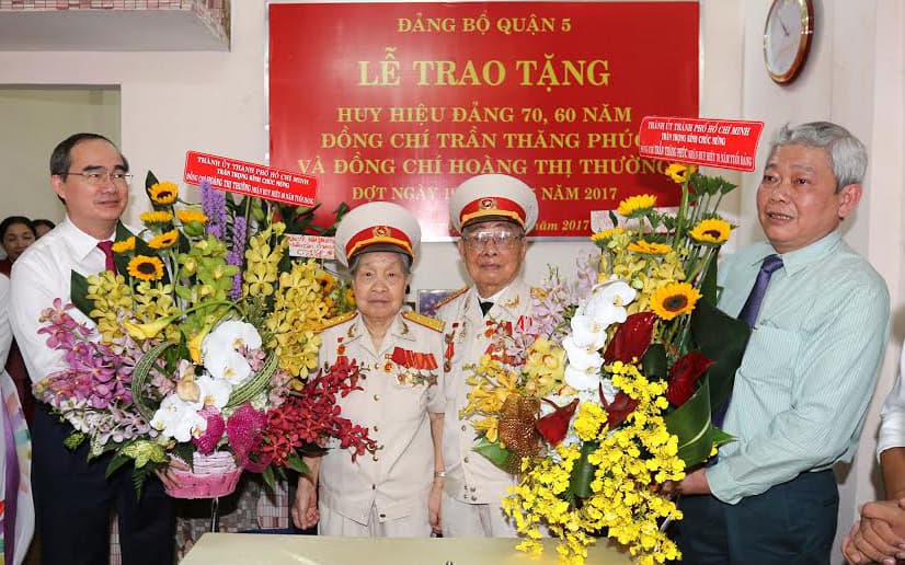 Thành ủy TP Hồ Chí Minh trao huy hiệu Đảng cho các đồng chí lão thành cách mạng