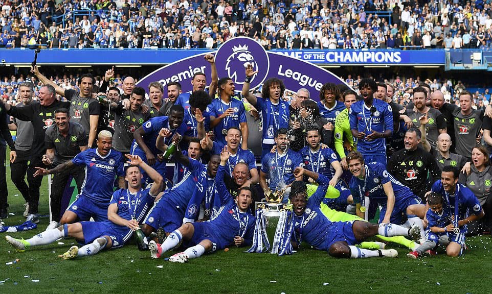 Chelsea nâng cao Cúp vô địch Ngoại hạng Anh mùa giải 2016-2017