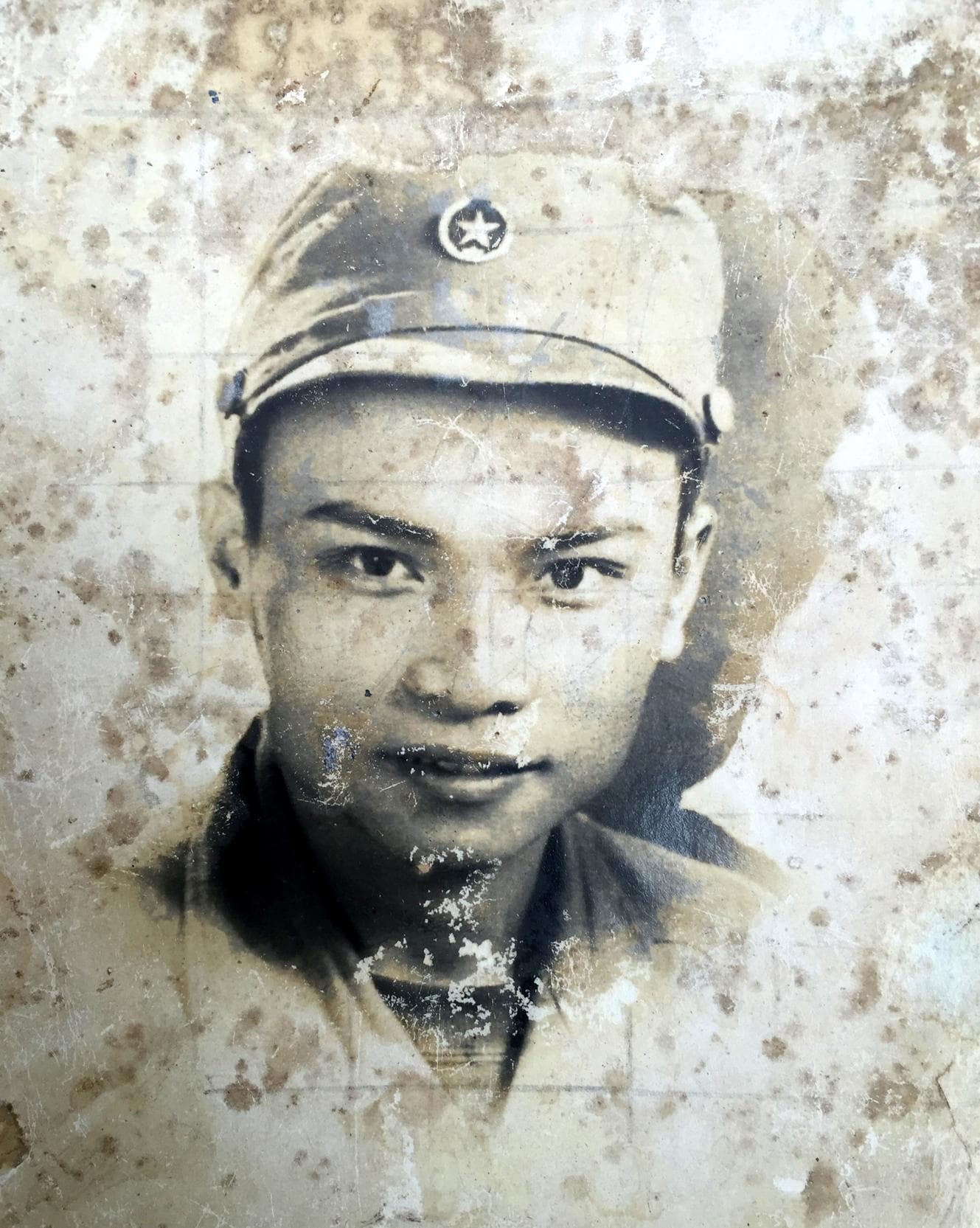 Đồng chí Nguyễn Hoài Ân gửi thư về gia đình có dấu hòm thư là Kom Tum, Gia Lai