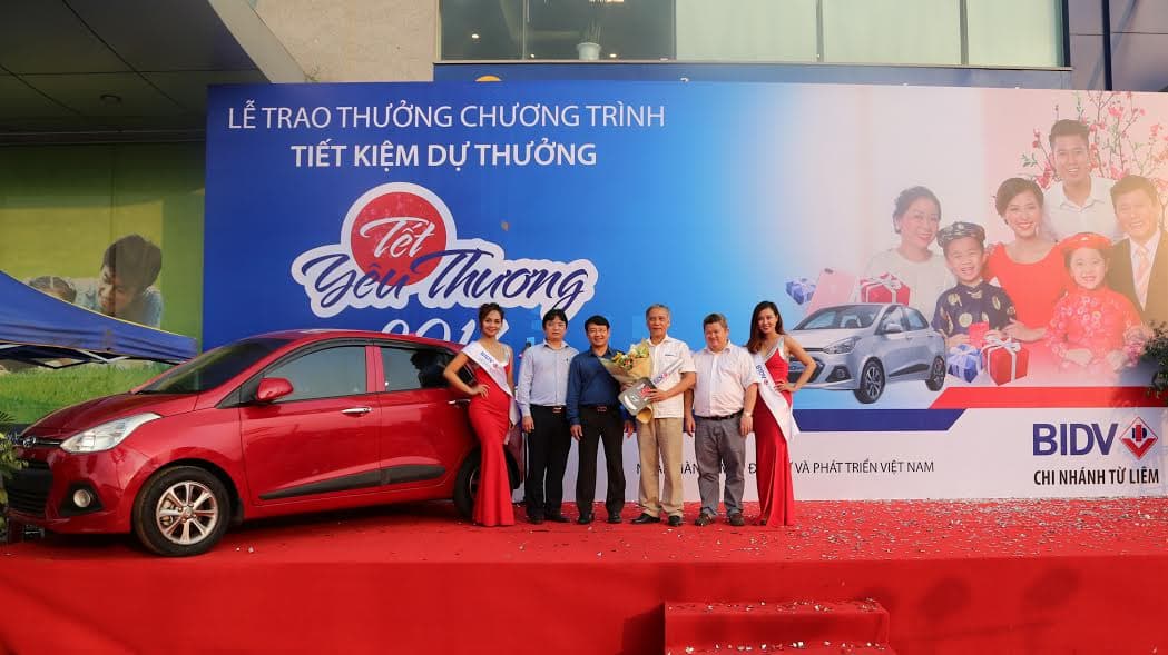 Khách hàng BIDV nhận giải 500 triệu đồng từ chương trình tiết kiệm “Tết yêu thương 2017”