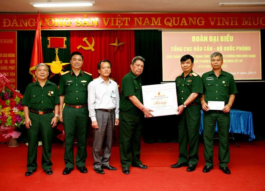 Tổng cục Hậu cần thăm, tặng quà Trung tâm Điều dưỡng thương binh huyện Nho Quan, tỉnh Ninh Bình