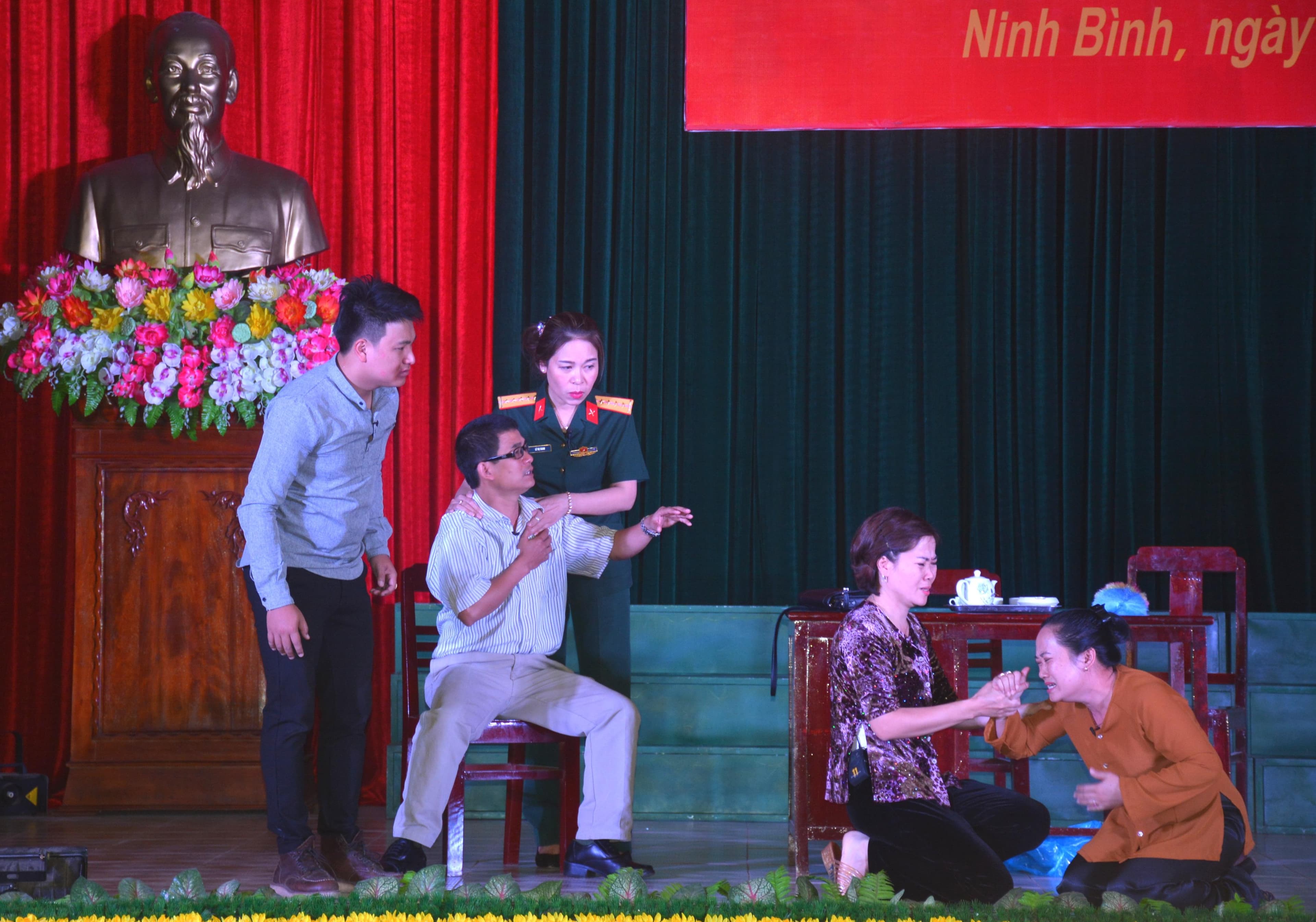 Gỡ khó cho kịch sân khấu quần chúng