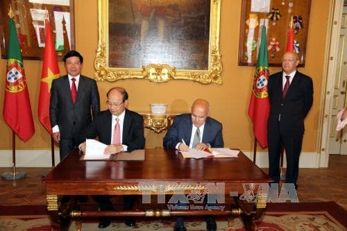 Phó Thủ tướng Phạm Bình Minh hội đàm với Bộ trưởng Ngoại giao Bồ Đào Nha