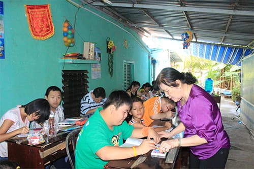 Bà giáo hết lòng “gieo chữ”cho trẻ thiểu năng