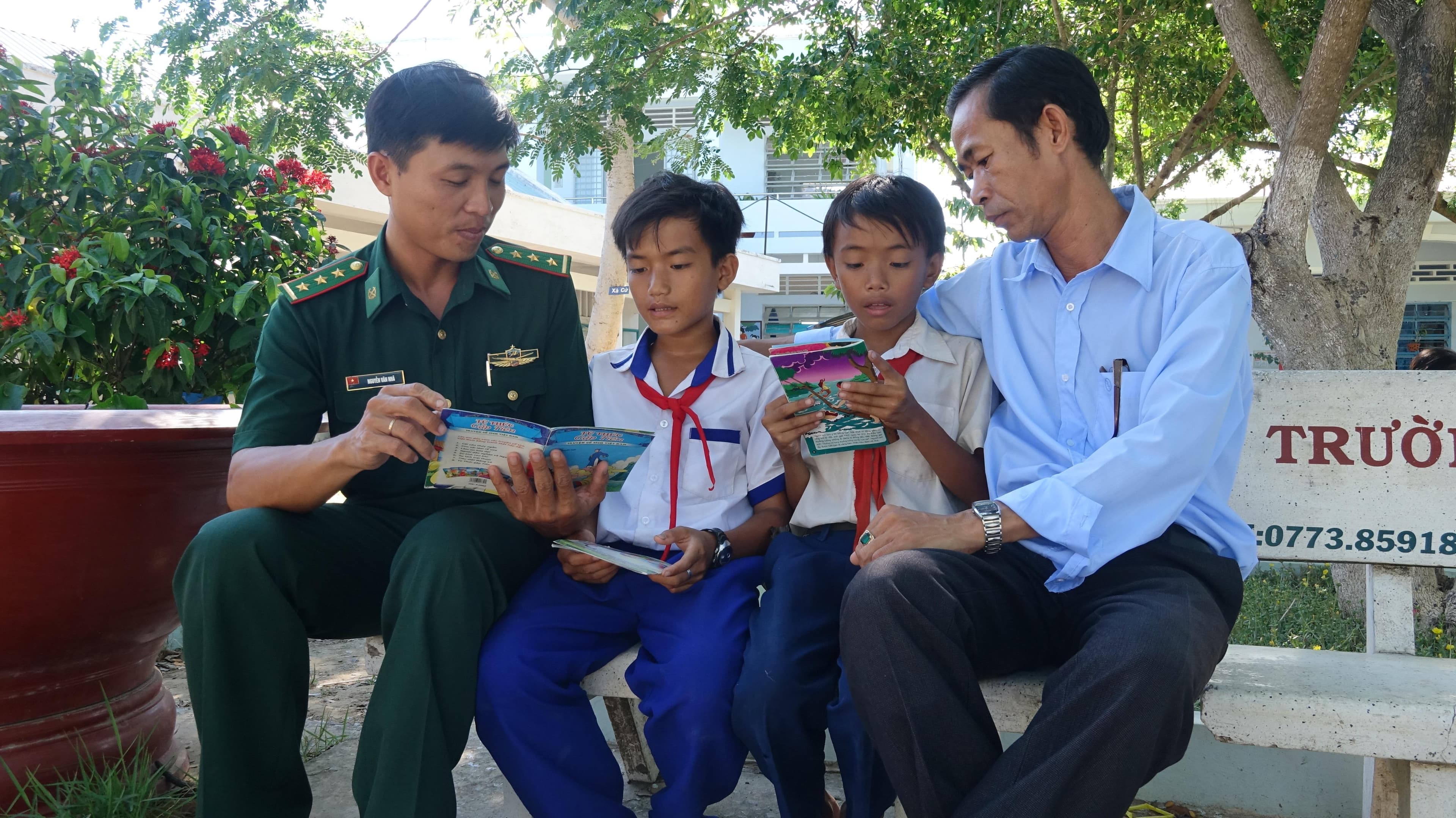 Nâng bước học sinh nghèo vùng biên giới