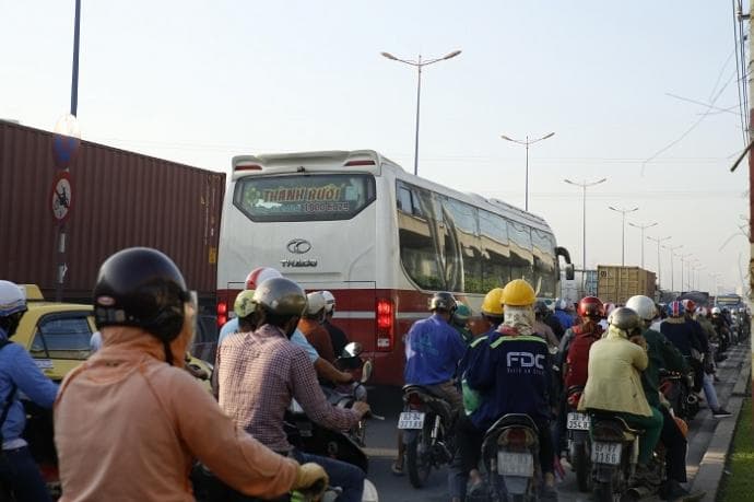 Hạn chế xe công-ten-nơ trong khung giờ cao điểm