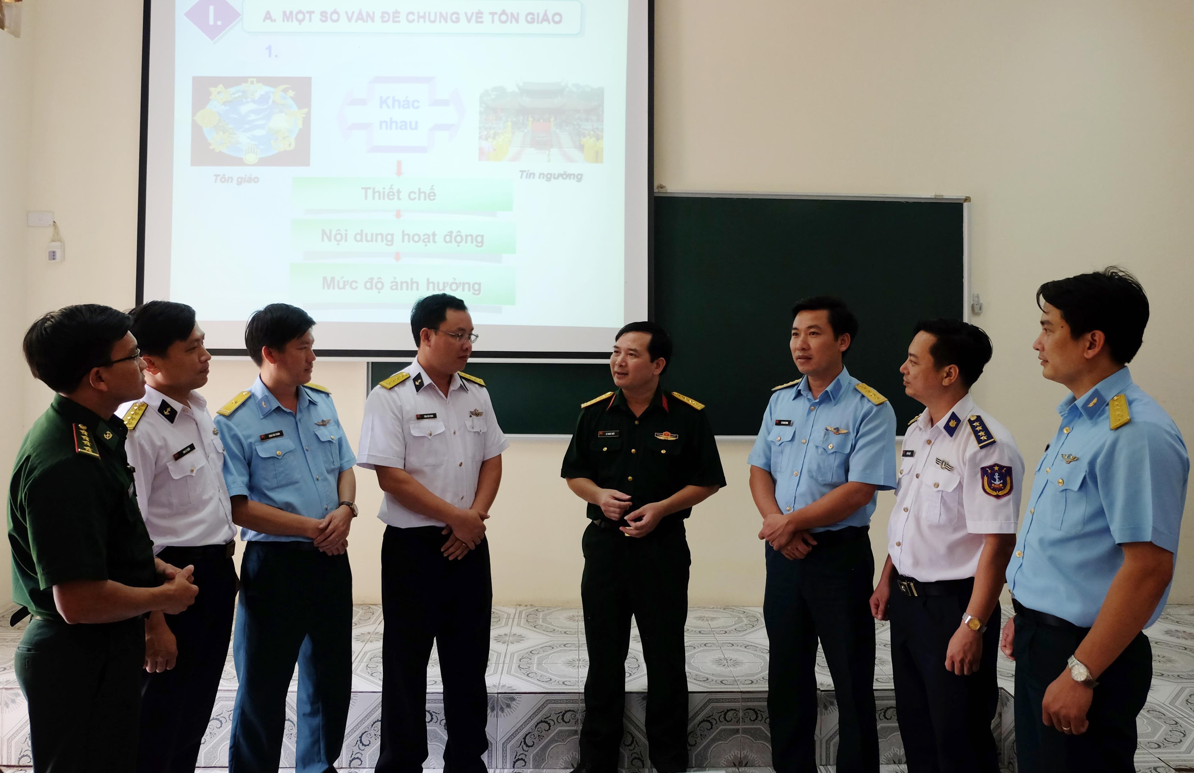 Chính ủy, chính trị viên học tập phong cách quần chúng của Bác Hồ