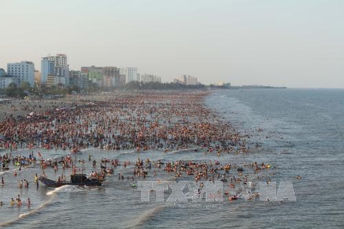 Thanh Hóa: Hàng chục nghìn du khách đổ về Sầm Sơn tránh nóng