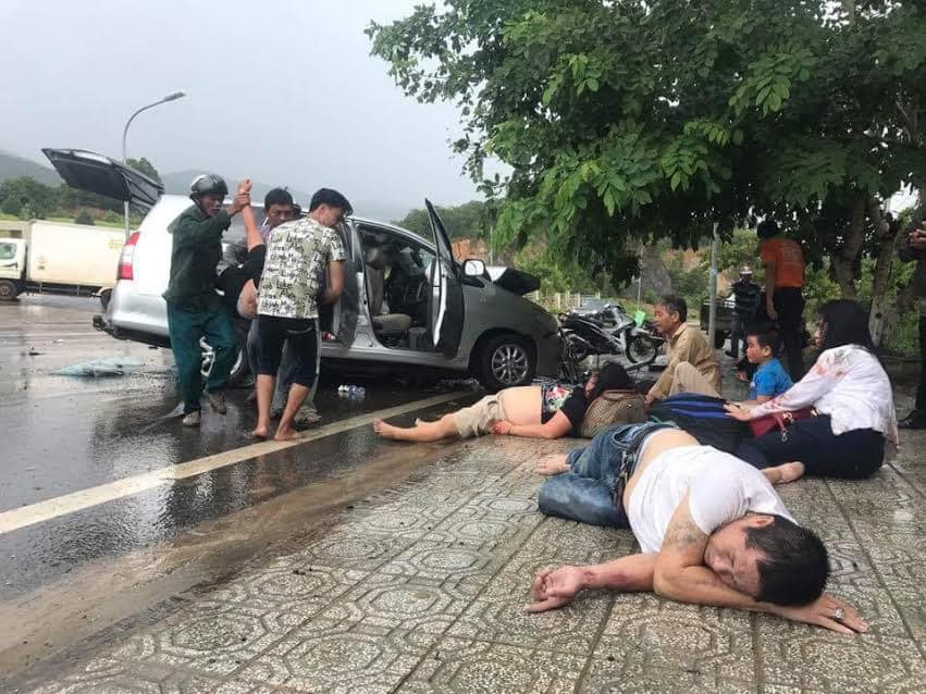 Hai ô tô đấu đầu, 9 người bị thương