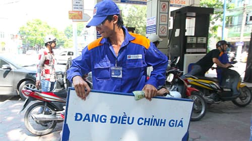 Giá xăng dầu trong nước tăng 300 đồng/lít