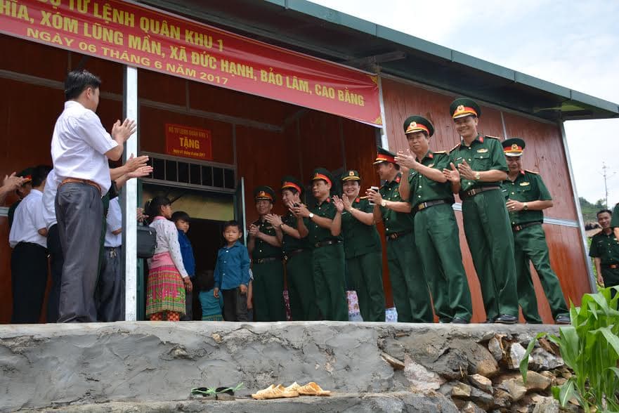 Quân khu 1: Trao nhà tình nghĩa tặng 7 anh em mồ côi người Mông
