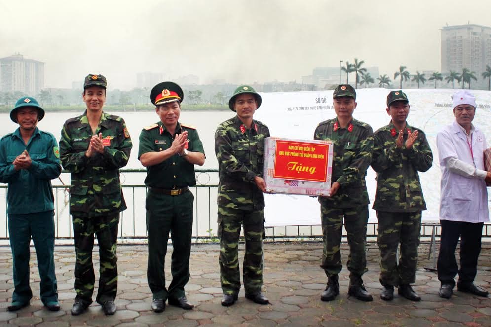 Đánh địch bên sông Đuống