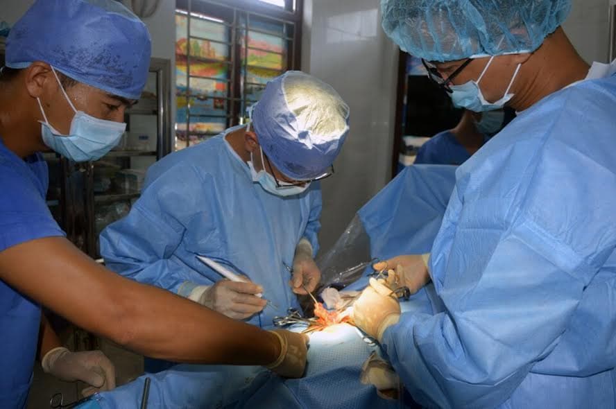 Bệnh xá đảo Song Tử Tây mổ cấp cứu ngư dân bị viêm ruột thừa cấp