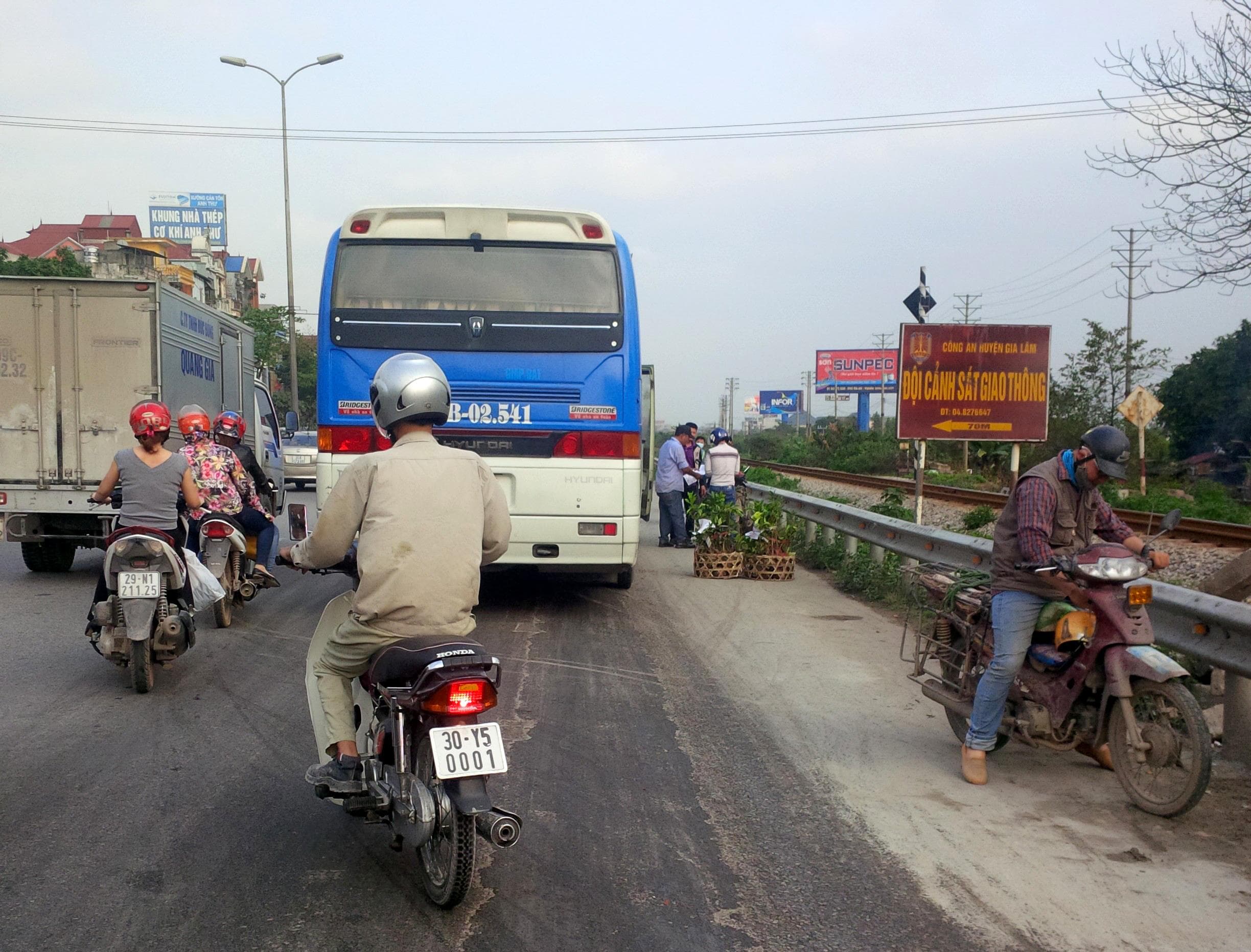 Bát nháo xe khách, công-ten-nơ trên Quốc lộ 5