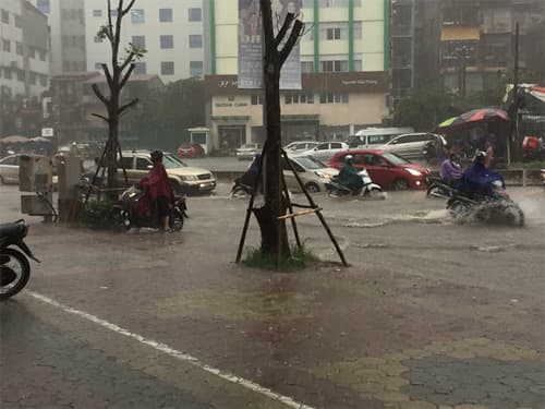 Hà Nội mưa to, nhiều tuyến phố ngập