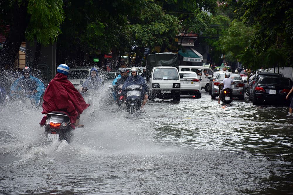 Mưa lớn, nhiều đường phố Hà Nội ngập, giao thông ùn tắc cục bộ