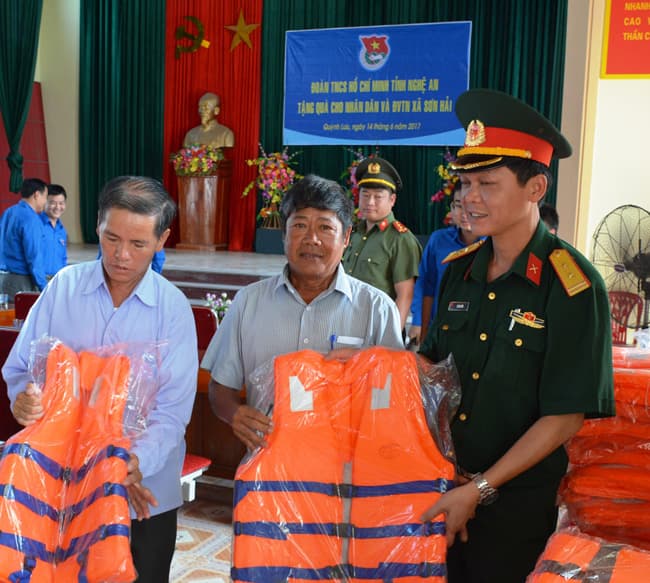 Tuổi trẻ Bộ CHQS tỉnh Nghệ An đồng hành cùng ngư dân