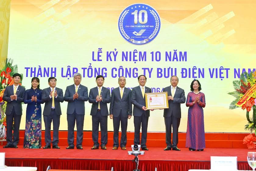 Tổng công ty Bưu điện Việt Nam đón nhận Huân chương Lao động hạng Ba