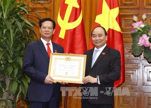 Trao Huy hiệu Đảng tặng các đồng chí lãnh đạo, nguyên lãnh đạo Đảng, Chính phủ, Văn phòng Chính phủ