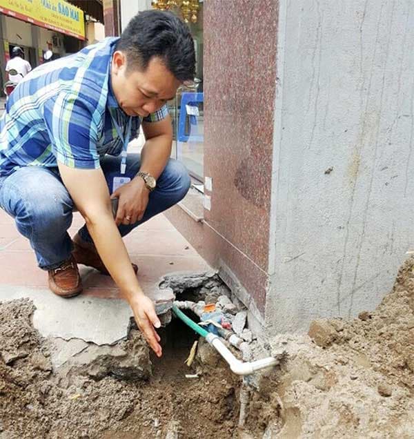 Thi công đường ống nước, khoan vào móng nhà dân