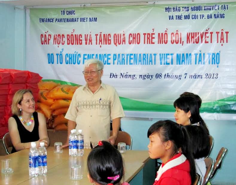 Người nâng niu những “trái tim hồng”