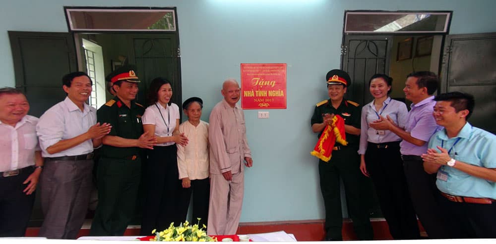 Bàn giao "Nhà tình nghĩa" tặng bố liệt sĩ Nguyễn Văn Luy