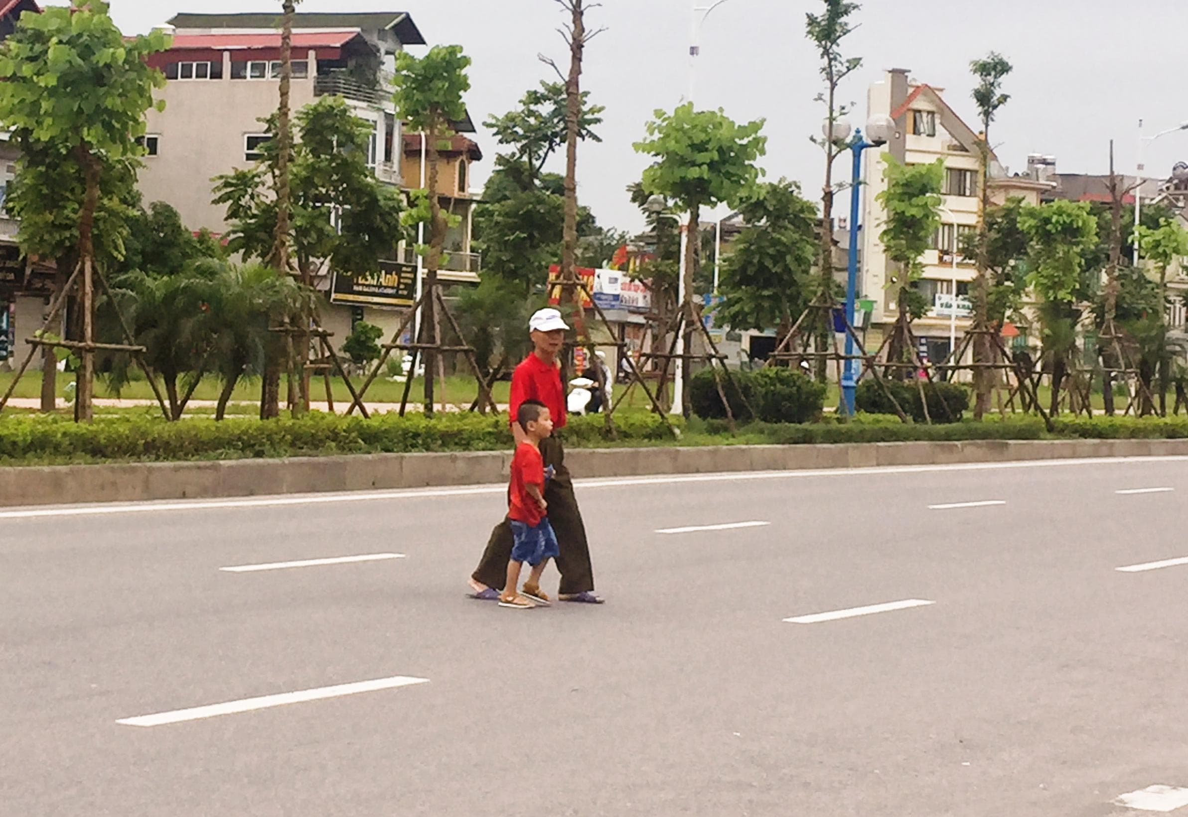 Cảnh báo tình trạng người đi bộ sang đường tùy tiện