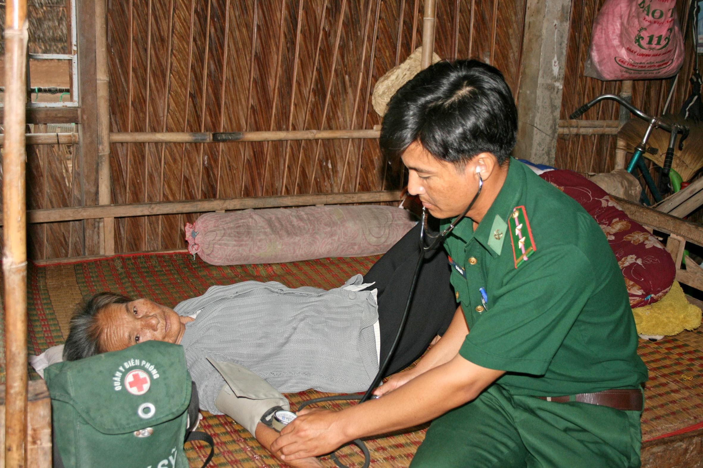 Người "thắp lửa" cho trạm xá hoang lạnh