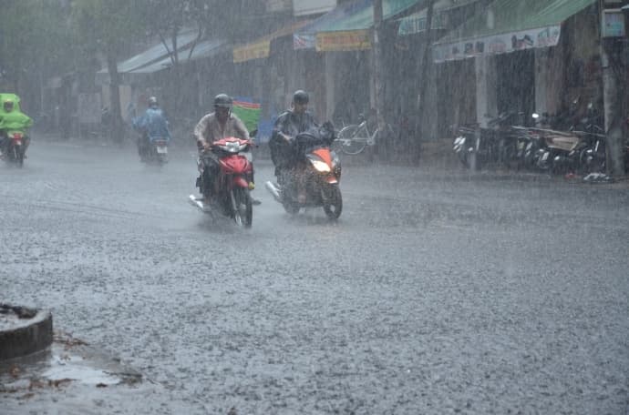 Vùng núi, trung du phía Bắc có mưa to đến rất to và dông