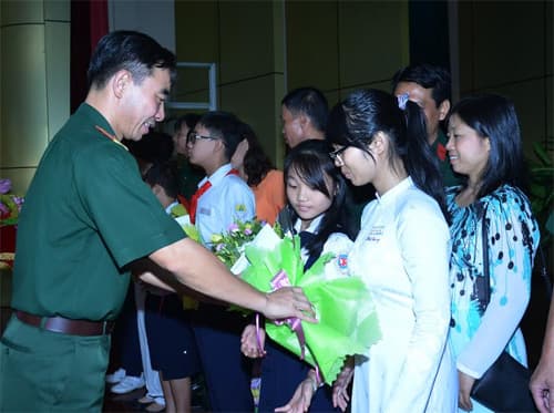 Quân đoàn 4 gặp mặt gia đình tiêu biểu, học sinh xuất sắc, học sinh vượt khó học giỏi