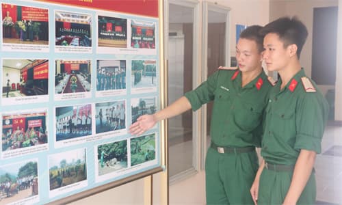 Hai chiến sĩ trẻ làm việc tốt