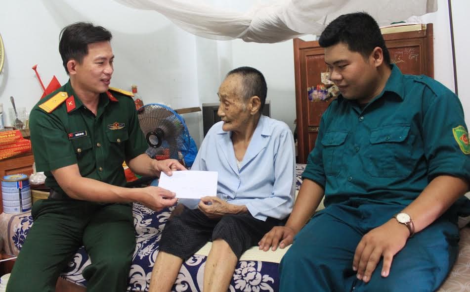 Ban CHQS quận Tân Phú tặng quà Bà mẹ Việt Nam anh hùng