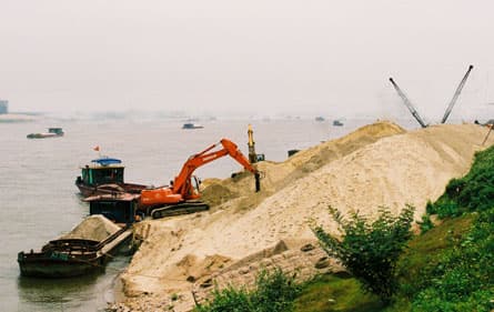 Bắt nhóm "bảo kê" bến cát trên sông Hồng
