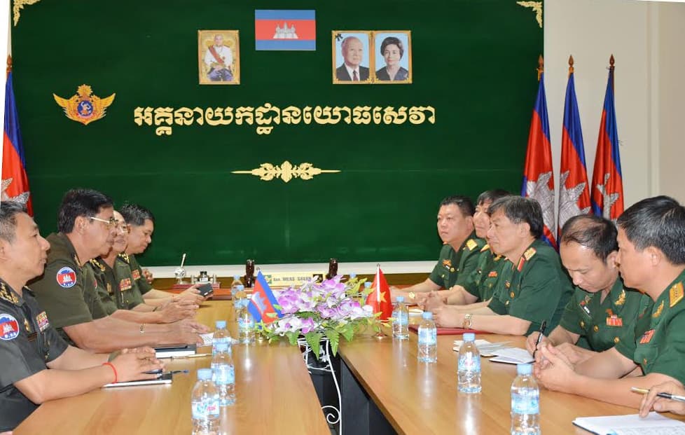 Đoàn công tác báo chí quân đội thăm và làm việc tại Campuchia