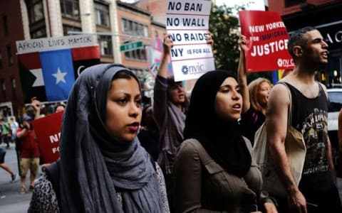 Thế giới tuần qua: Khơi thêm hố sâu bất đồng
