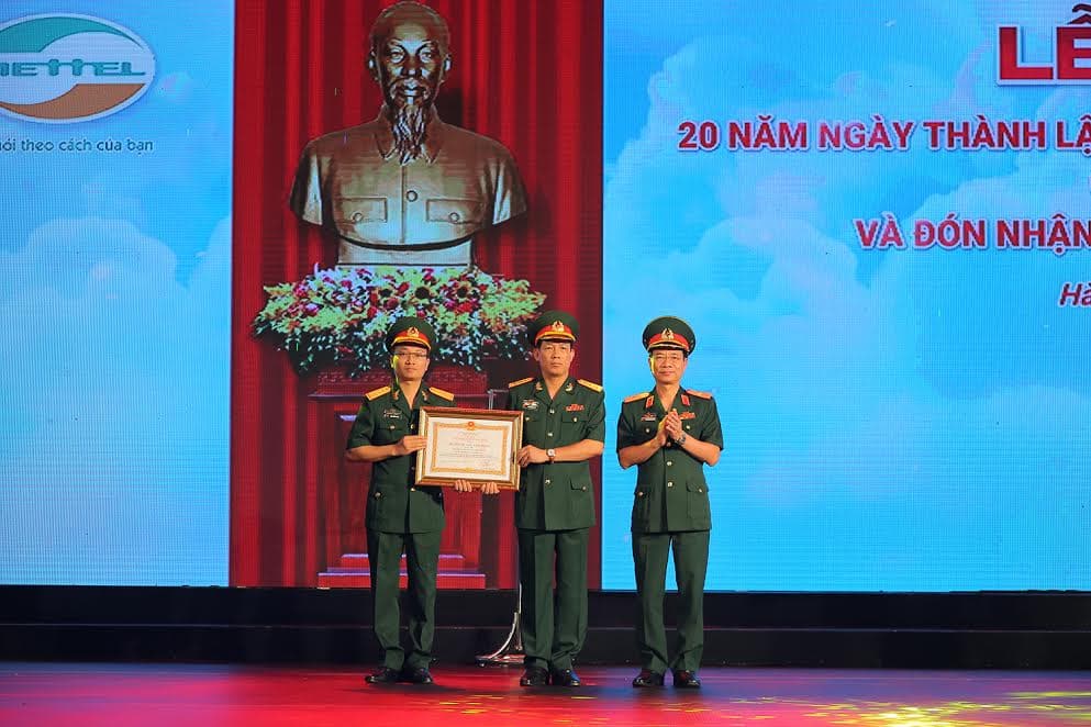 Viettel Post đón nhận Huân chương Lao động hạng nhì