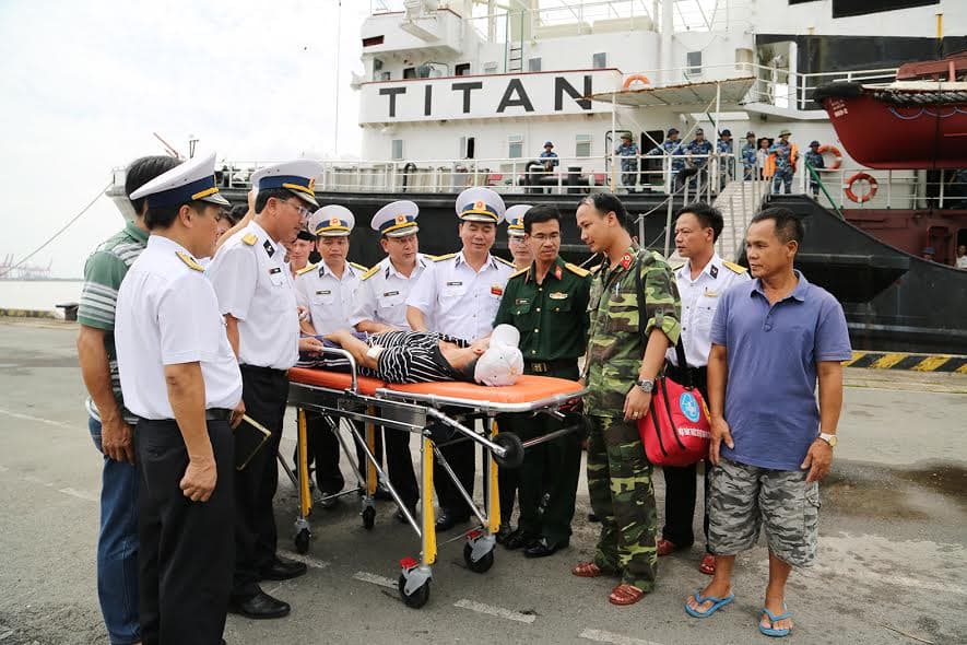 Kịp thời cấp cứu và đưa ngư dân bệnh nặng từ Trường Sa về đất liền