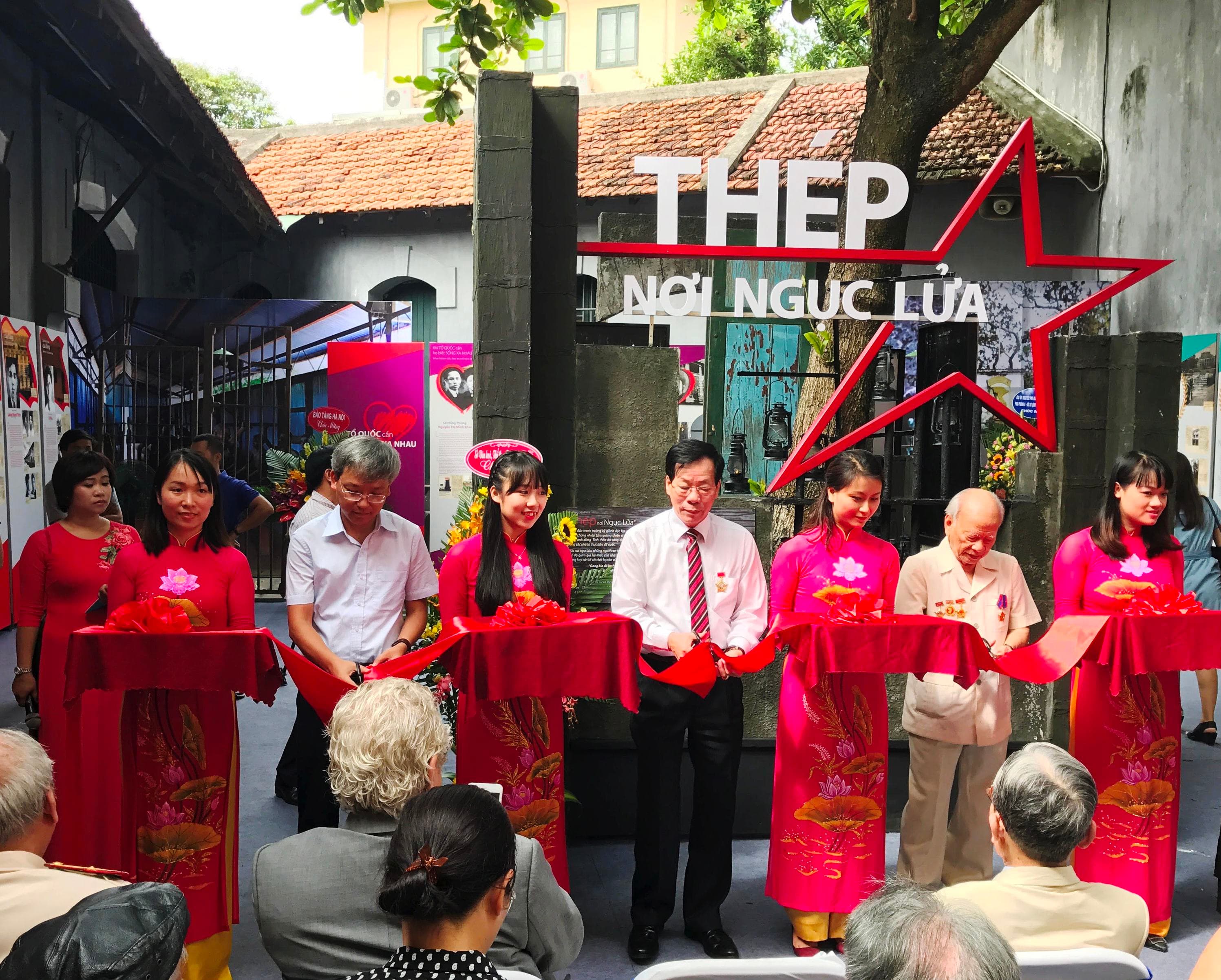 Khai mạc Trưng bày chuyên đề “Thép nơi ngục lửa”