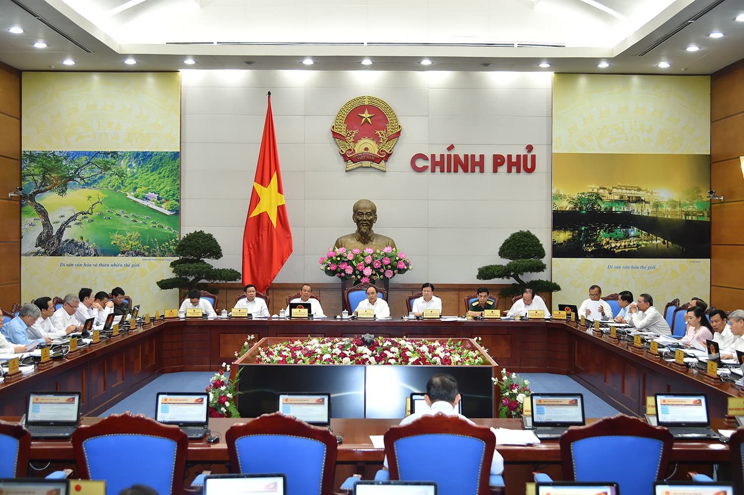 Xây dựng thể chế, pháp luật thuận lợi cho phát triển kinh tế