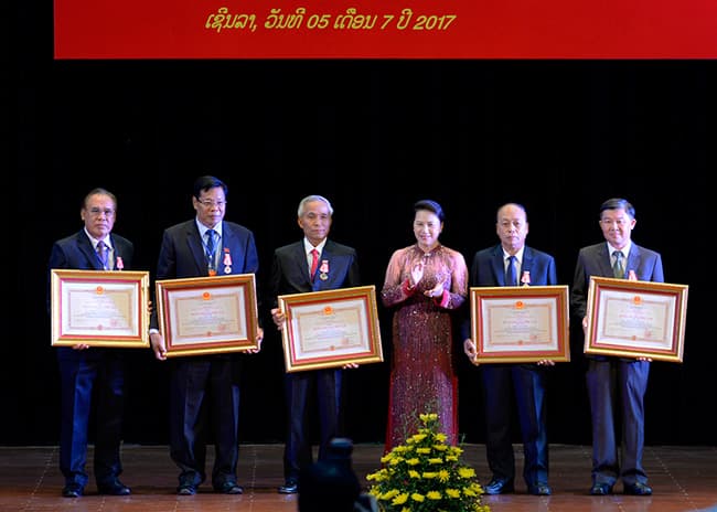 Trao Huân chương cao quý tặng lãnh đạo 15 tỉnh bạn Lào