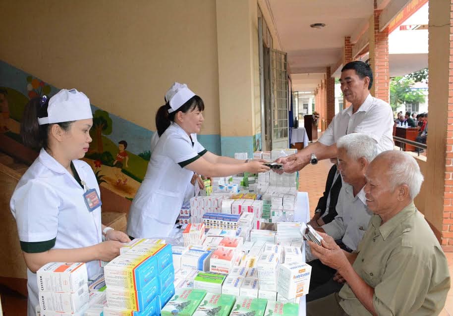 Tặng quà, khám bệnh, cấp thuốc cho các đối tượng chính sách ở Gia Lai