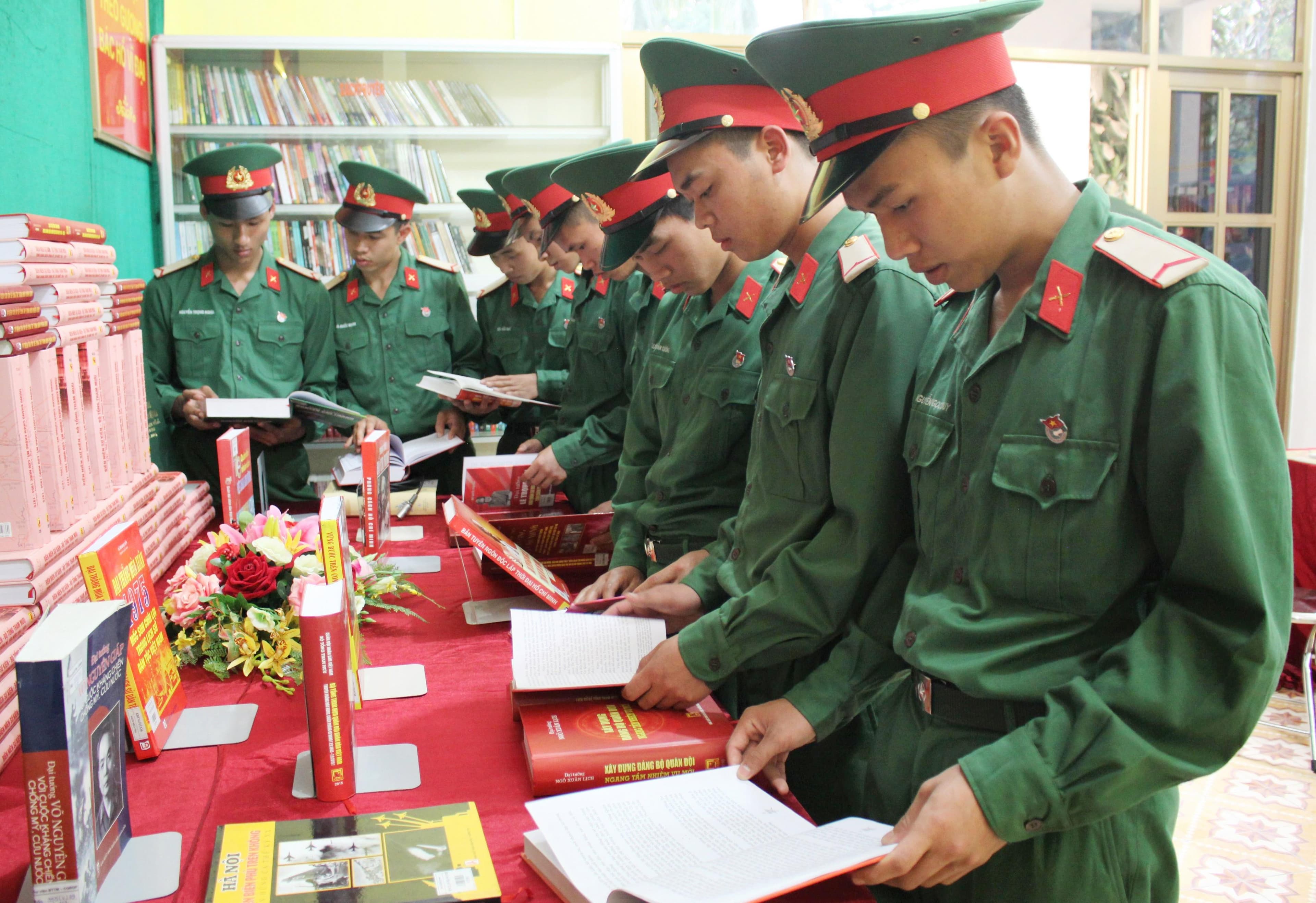 Biểu trưng “đầu súng trăng treo” mãi đồng hành cùng chiến sĩ
