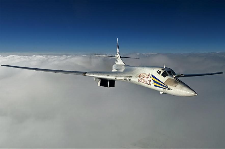 Máy bay ném bom Tu-160 của Nga “so tài” với B-1B của Mỹ