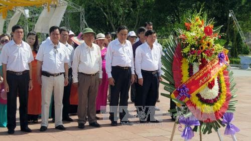 Chủ tịch Ủy ban Trung ương MTTQ Việt Nam dâng hương, tri ân anh hùng liệt sĩ và tặng quà gia đình chính sách