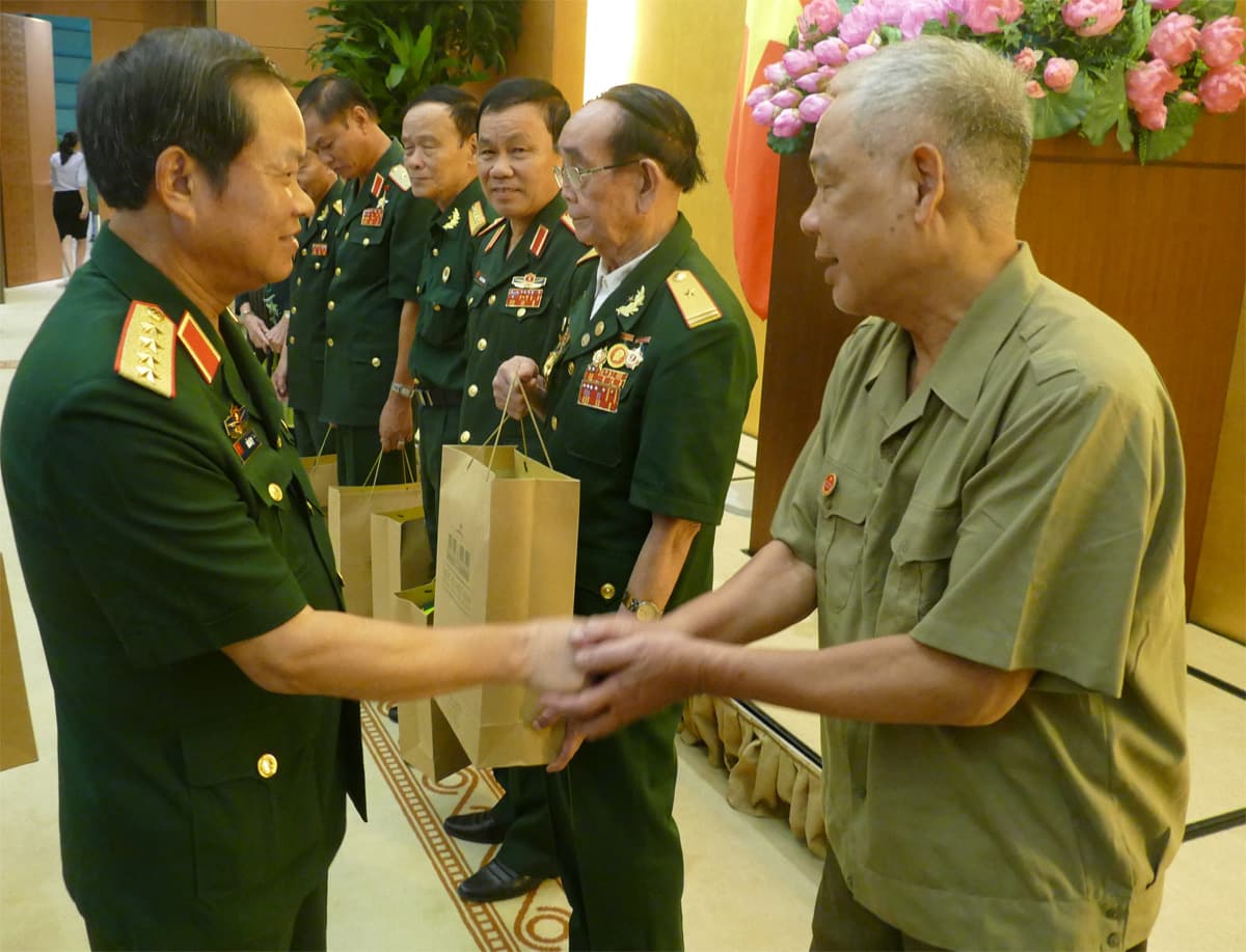 Phó chủ tịch Quốc hội Đỗ Bá Tỵ gặp mặt Hội truyền thống Bộ đội Trường Sơn