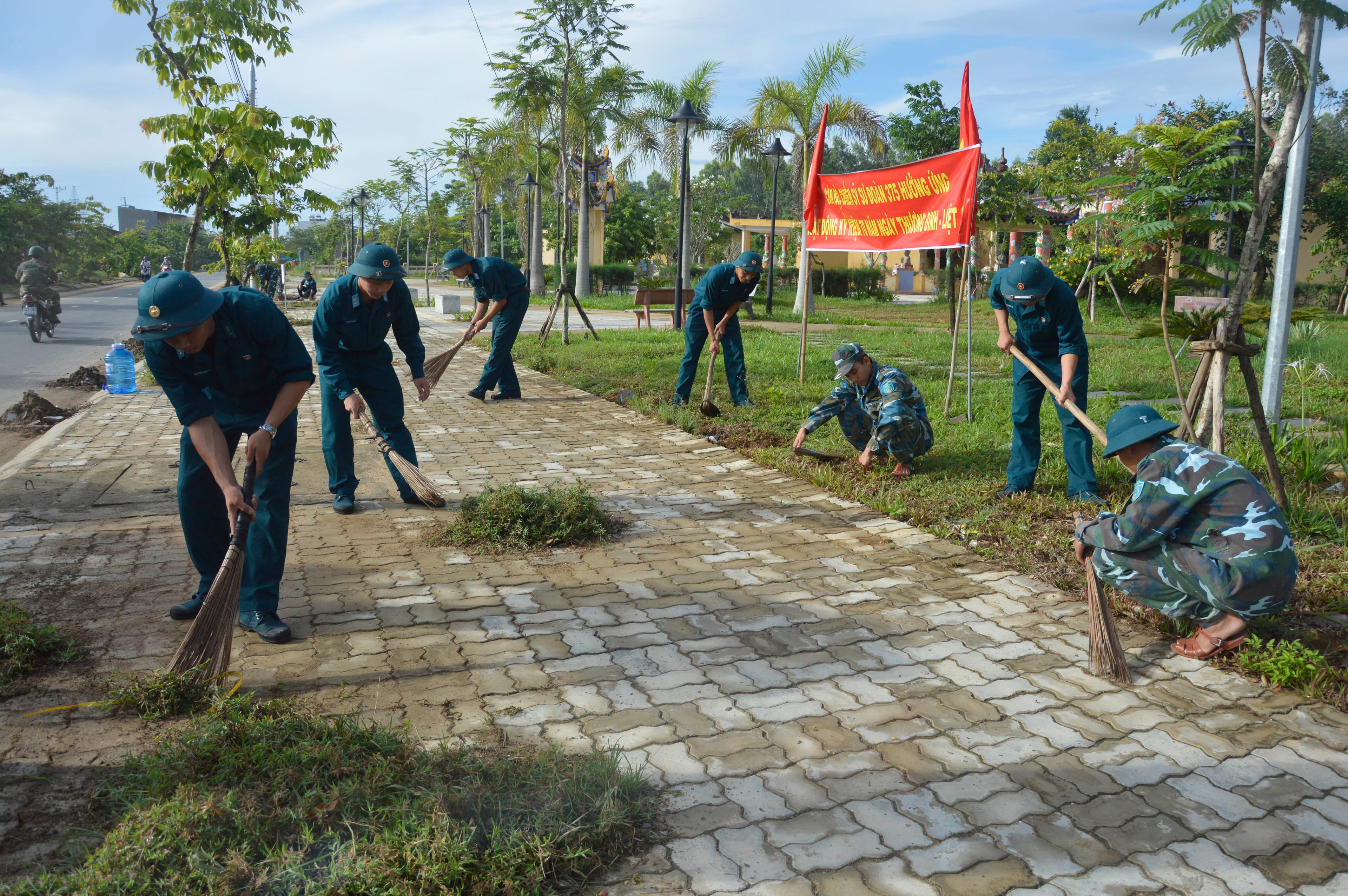Sư đoàn 375 thực hiện "Ngày Chủ nhật xanh-môi trường văn minh đô thị"