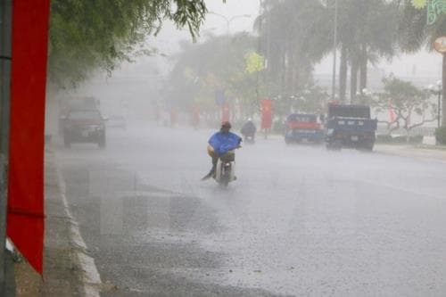 Đêm 16-7, bão số 2 di chuyển theo hướng Tây  từ Thanh Hóa đến Hà Tĩnh, gió giật cấp 11-12