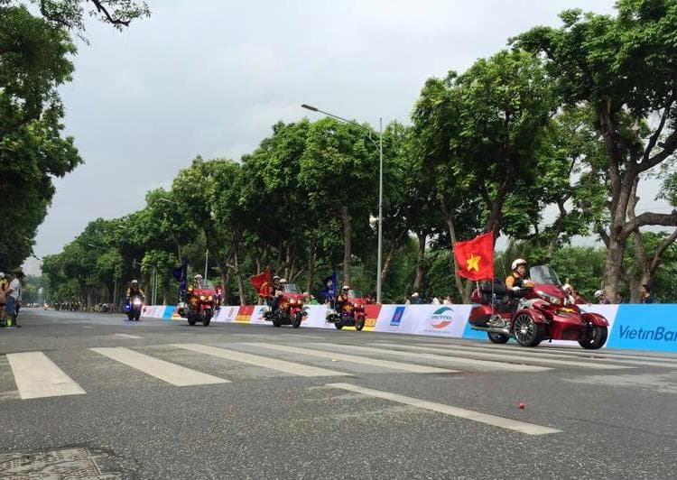 Khi mô tô xếp hình trên đường đua