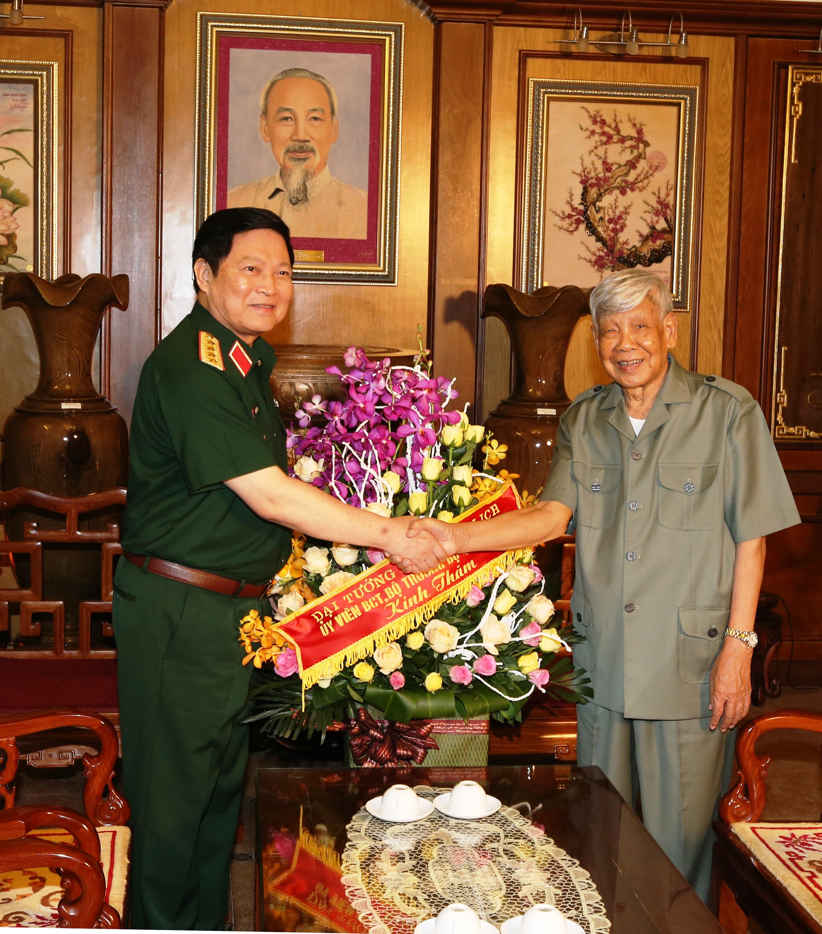Đại tướng Ngô Xuân Lịch thăm, chúc sức khỏe các đồng chí nguyên lãnh đạo Đảng, Nhà nước, Bộ Quốc phòng