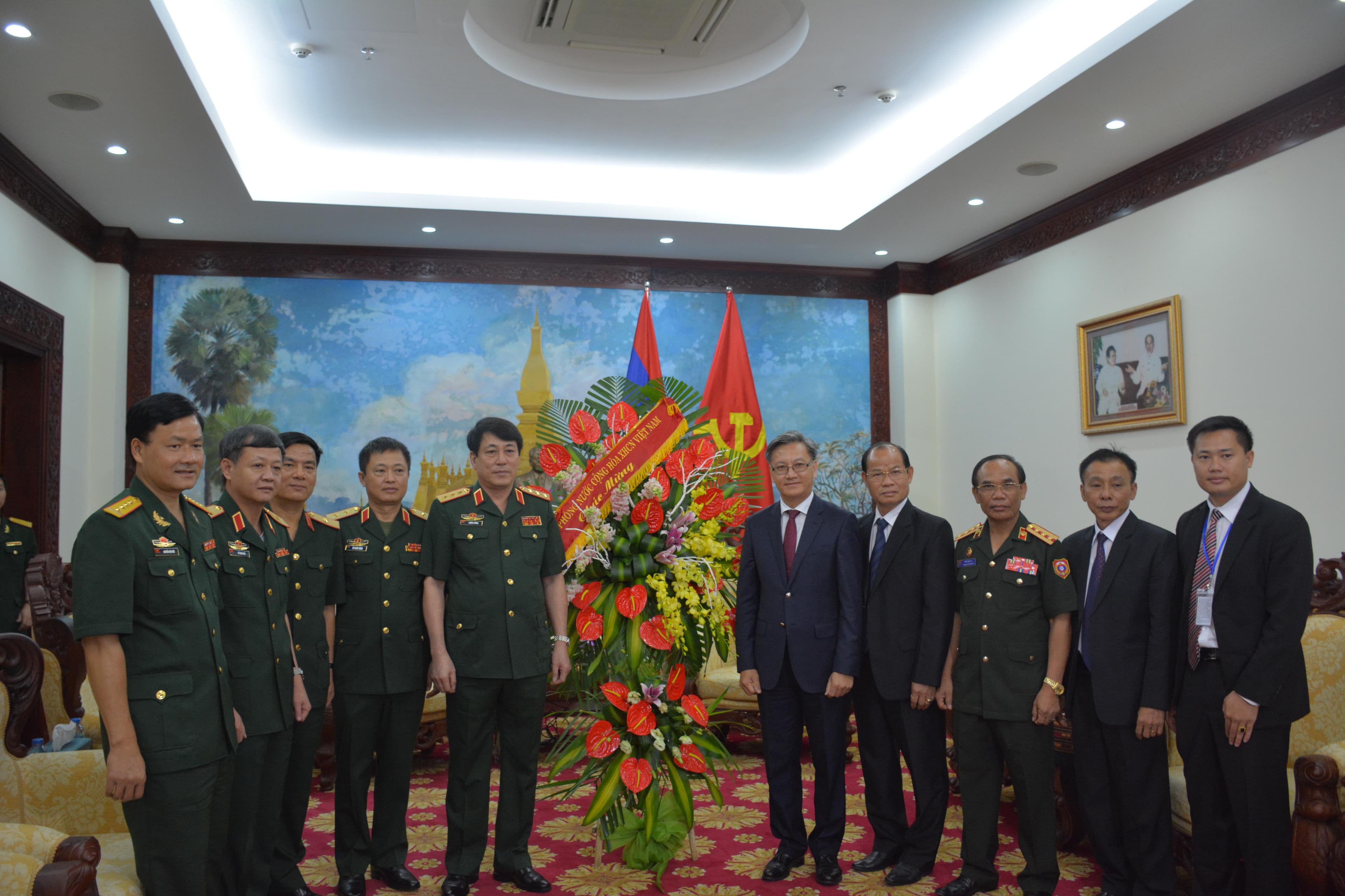 Lãnh đạo Bộ Quốc phòng chúc mừng Đại sứ quán Lào